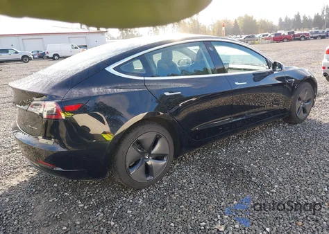 2018 Tesla Model 3 Long Range/Performance z USA, uszkodzony, nr VIN 5YJ3E1EBXJF070817
